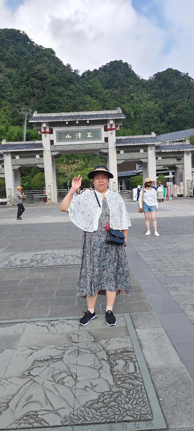 三清山和庐山哪个更值得一去，三清山跟庐山